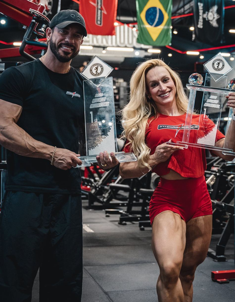 Rayane Fogal e Antônio Luiz com os dois troféus de 1º lugar do Arnold Classic 2026